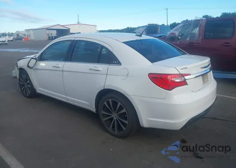 2013 Chrysler 200 Touring z USA, uszkodzony, nr VIN 1C3CCBBG4DN745129